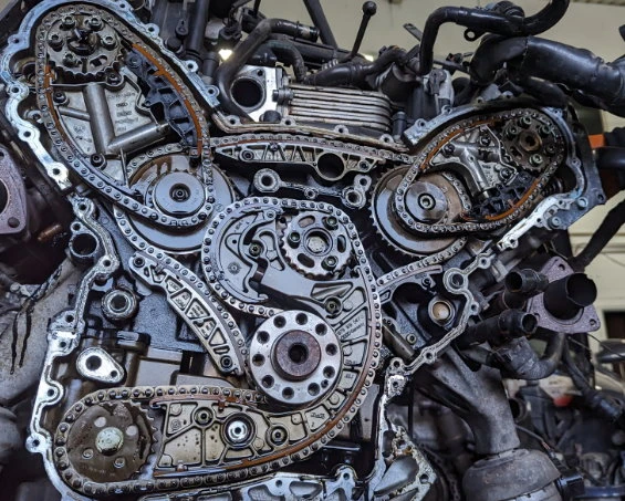 Gelängte und verschlissene Steuerkette bei Audi 2.7 TDI und 3.0 TDI bis Baujahr 2009 mit deutlichen Abnutzungsspuren