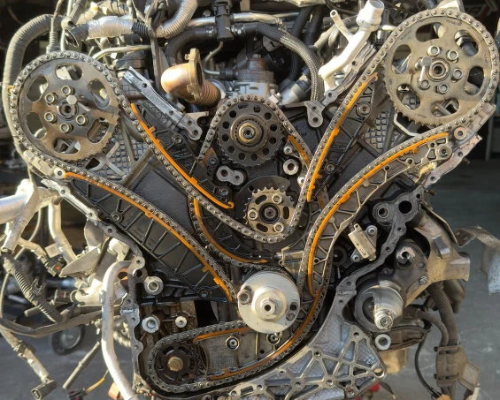 Gelängte Steuerkette bei Audi 3.0 TDI mit sichtbar verlängerten Ketten und abgenutzten Gleitschienen im eingebauten Zustand