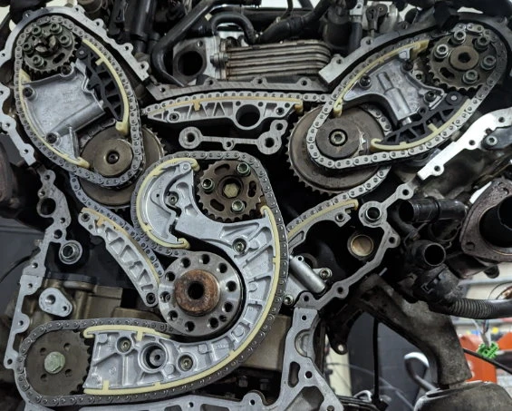 Neue Steuerkette mit Kettenrädern, Gleitschienen und Spannern im eingebauten Zustand bei Audi 2.7 TDI / 3.0 TDI nach Steuerkettenwechsel