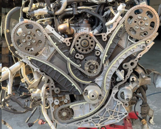 Neue Steuerkette mit Gleitschienen, Spannern und Kettenrädern bei Audi 3.0 TDI nach vollständigem Steuerkettenwechsel