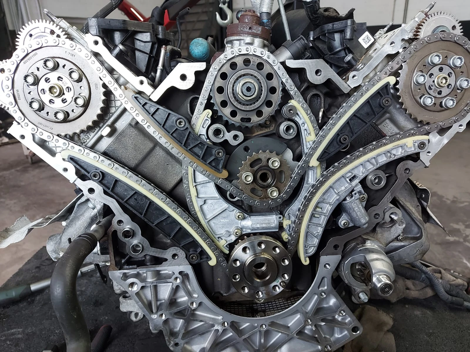 Neu montierter Steuerkettentrieb mit mehreren Steuerketten, Gleitschienen und Kettenspannern bei einem V6-Motor nach fachgerechtem Steuerkettenwechsel