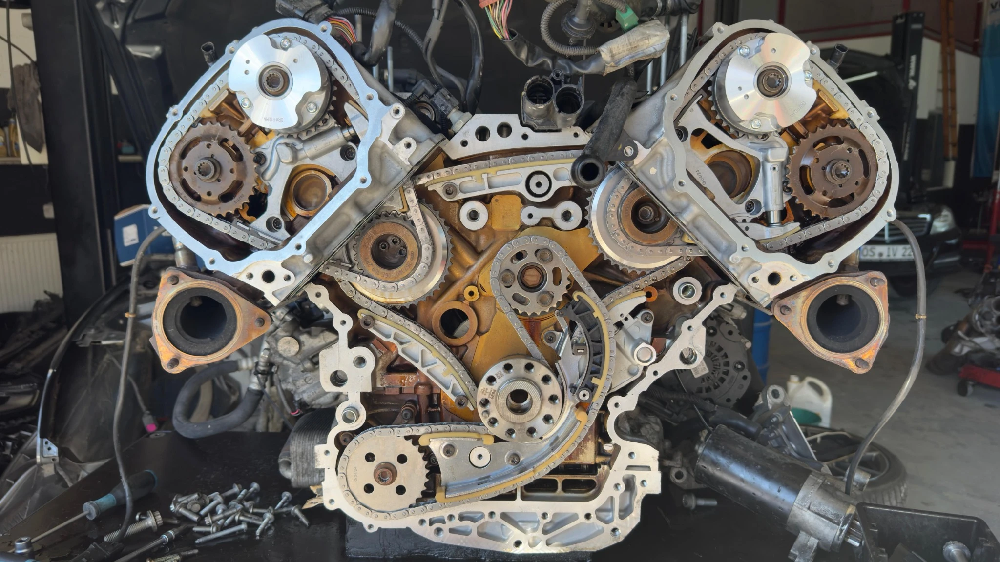 Freigelegter Steuerkettentrieb eines V6-Motors mit mehreren Steuerketten, Zahnrädern und Spannern