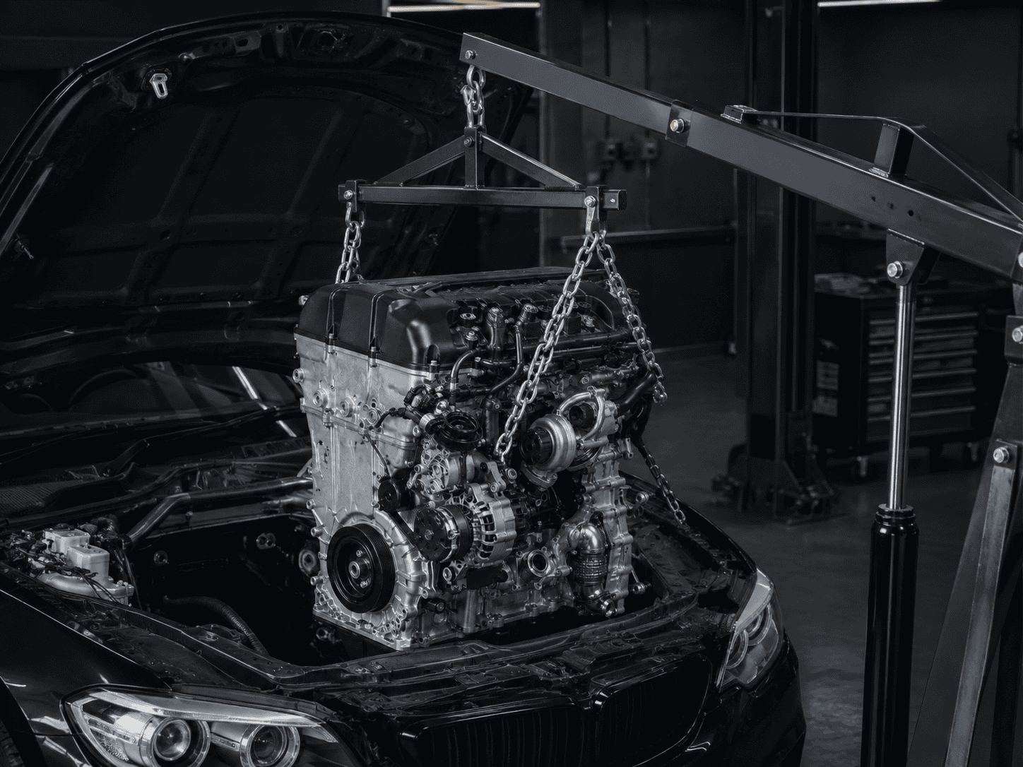 Kompletter Austauschmotor auf einem Motorständer in einer professionellen Kfz-Werkstatt.