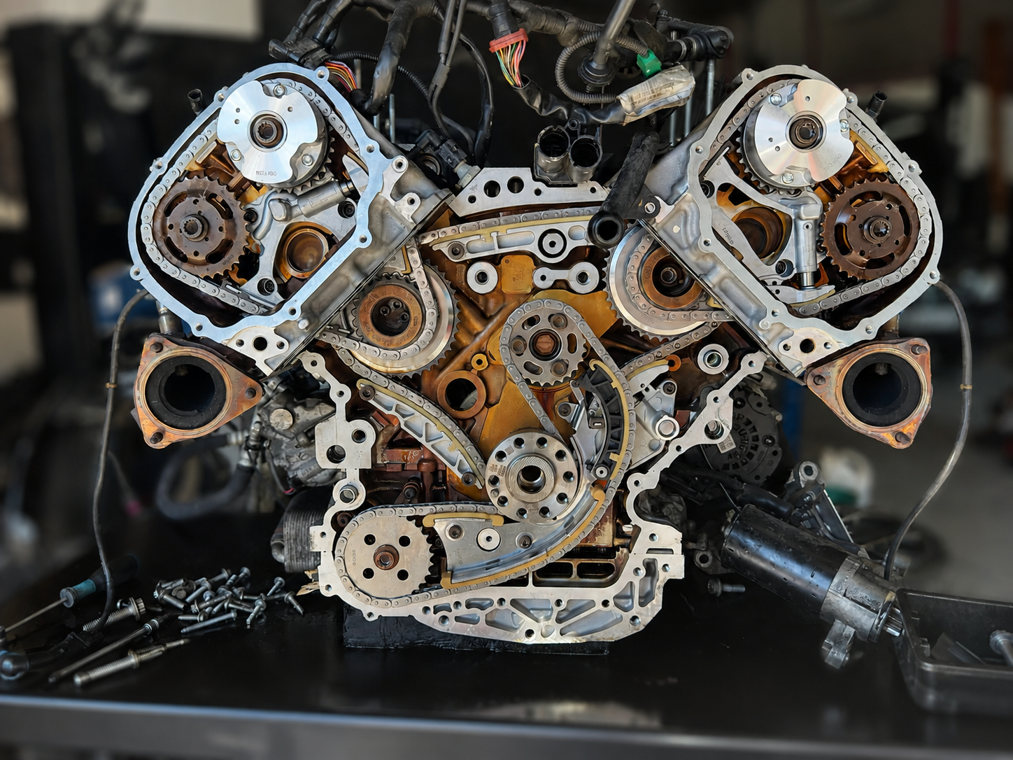 Erneuerter Steuerkettentrieb an einem geöffneten V-Motor nach professionellem Steuerkettenwechsel